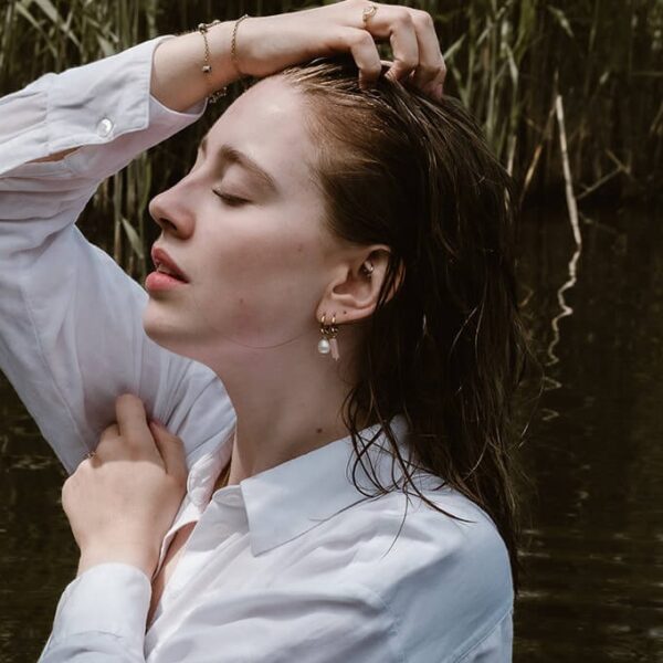 Zoetwaterparel bedel oorbel (14mm huggie)